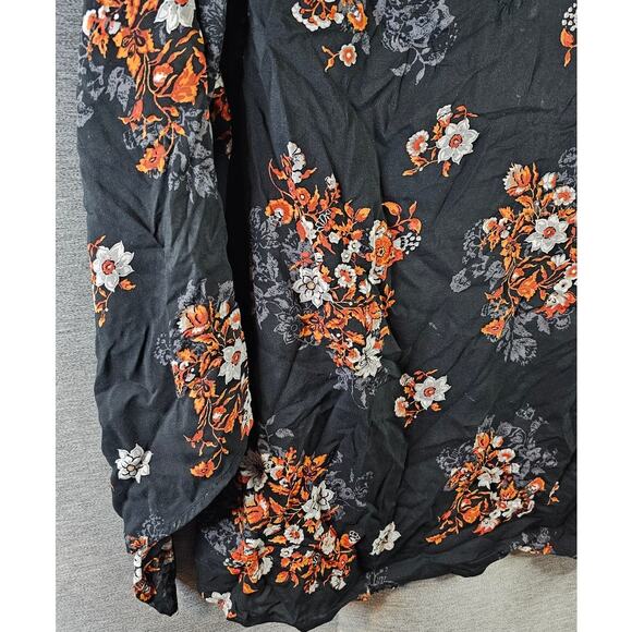 Torrid Womens Floral Print Cross Front Bell Sleeve Challis Blouse Sz 1 Black - Picture 2 of 7